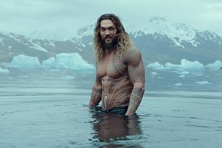 Momoa la esperanza de Warner … y muchas mujeres