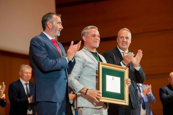 Alejandro Sanz sera honrado con el Premio Billboard Trayectoria Artiistica