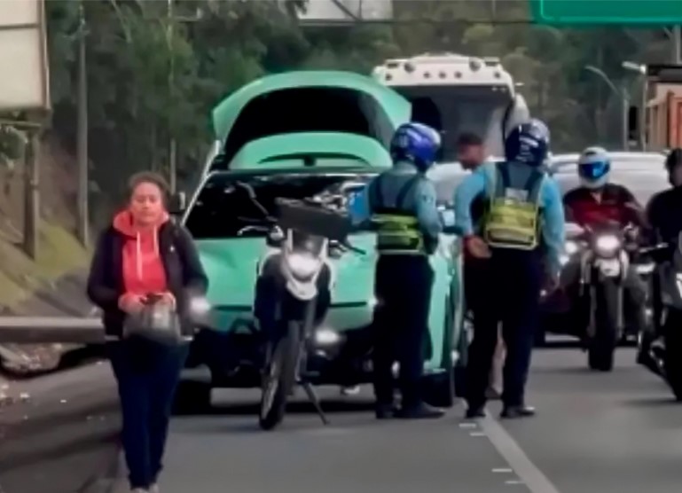 Un nuevo capítulo en el garage de Maluma: el Ferrari Purosangue verde menta que paraliza Medellín
